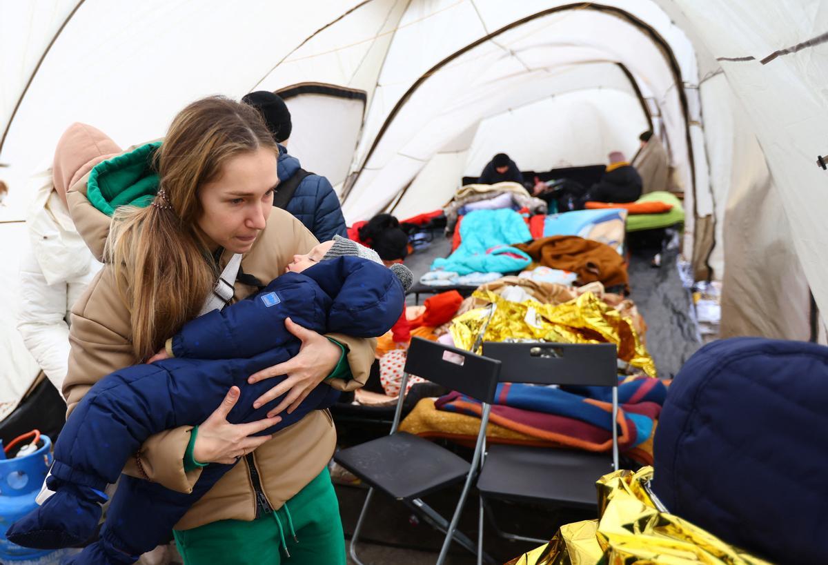 Una mujer y su hijo se cobijan en el centro de acogida de refugiados en Medyka, en la frontera entre Polonia e Ucrania.