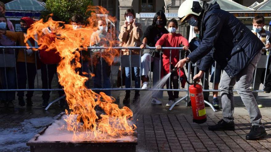 Escolares conocen el trabajo de los bomberos | VÍCTOR ECHAVE
