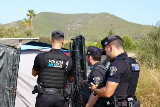 Galería: La Policía Local en el asentamiento de sa Joveria de Ibiza