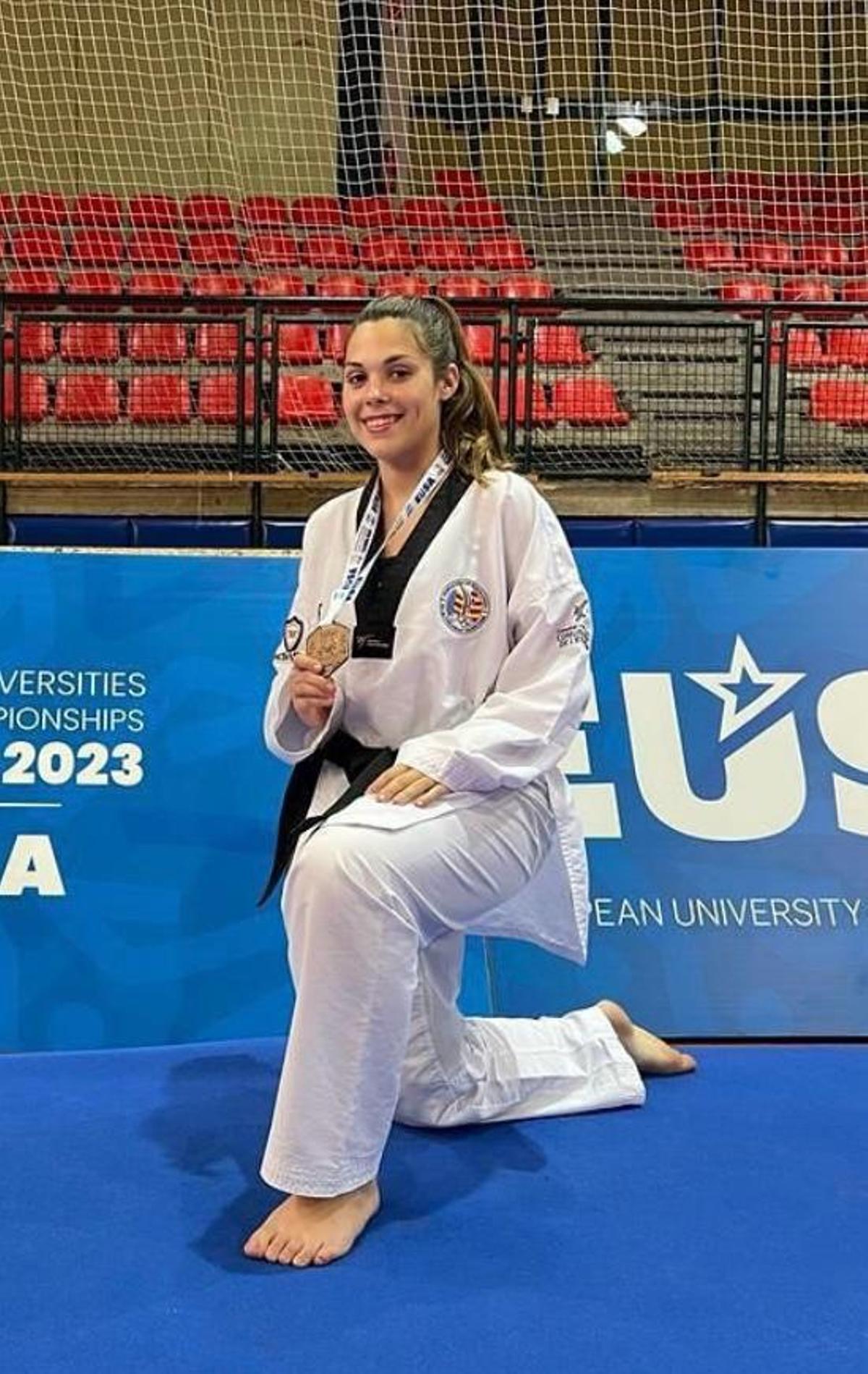 Neus Domench posa con la medalla de bronce obtenida