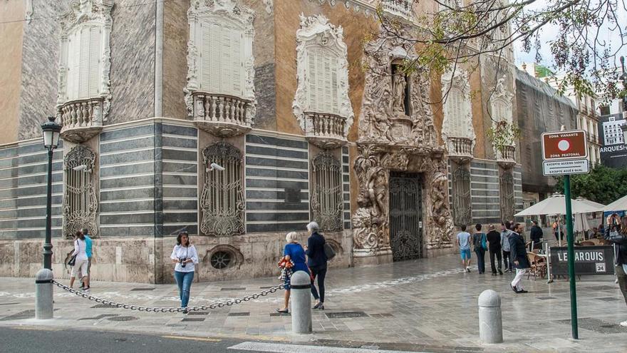 La cadena instalada en el entorno del Palacio del Marqués de Dos Aguas.