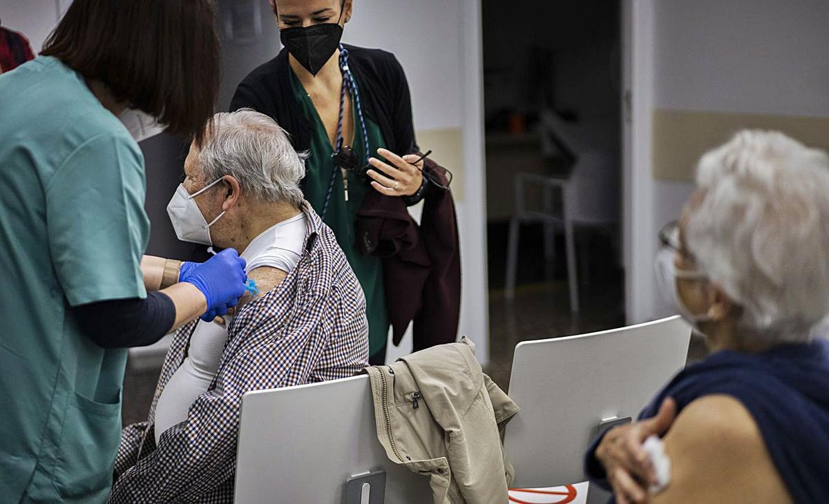Una persona mayor de 80 años recibe la vacuna contra el coronavirus en un centro de salud.  | JM LÓPEZ