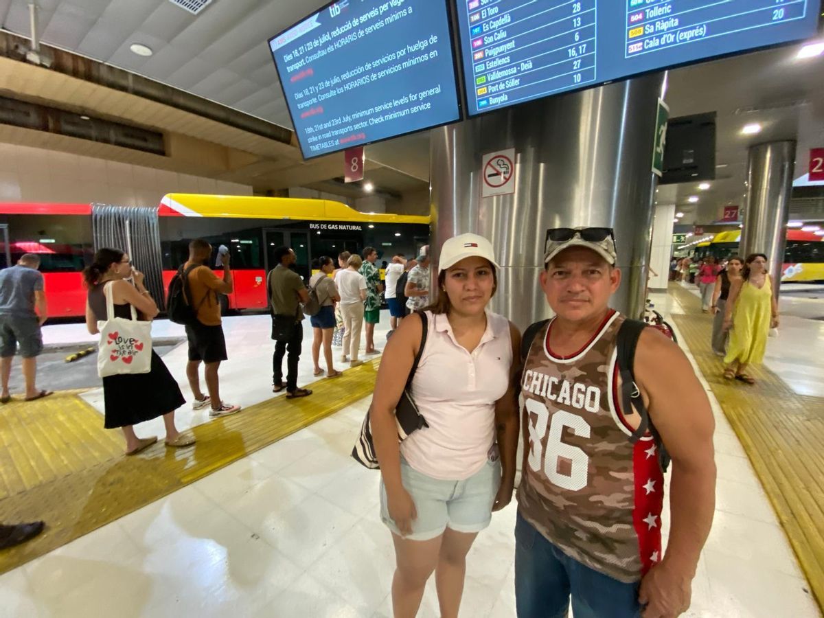 Paola y Eduard, sobre la huelga de autobuses del TIB: &quot;Por lo menos hay servicios mínimos&quot;