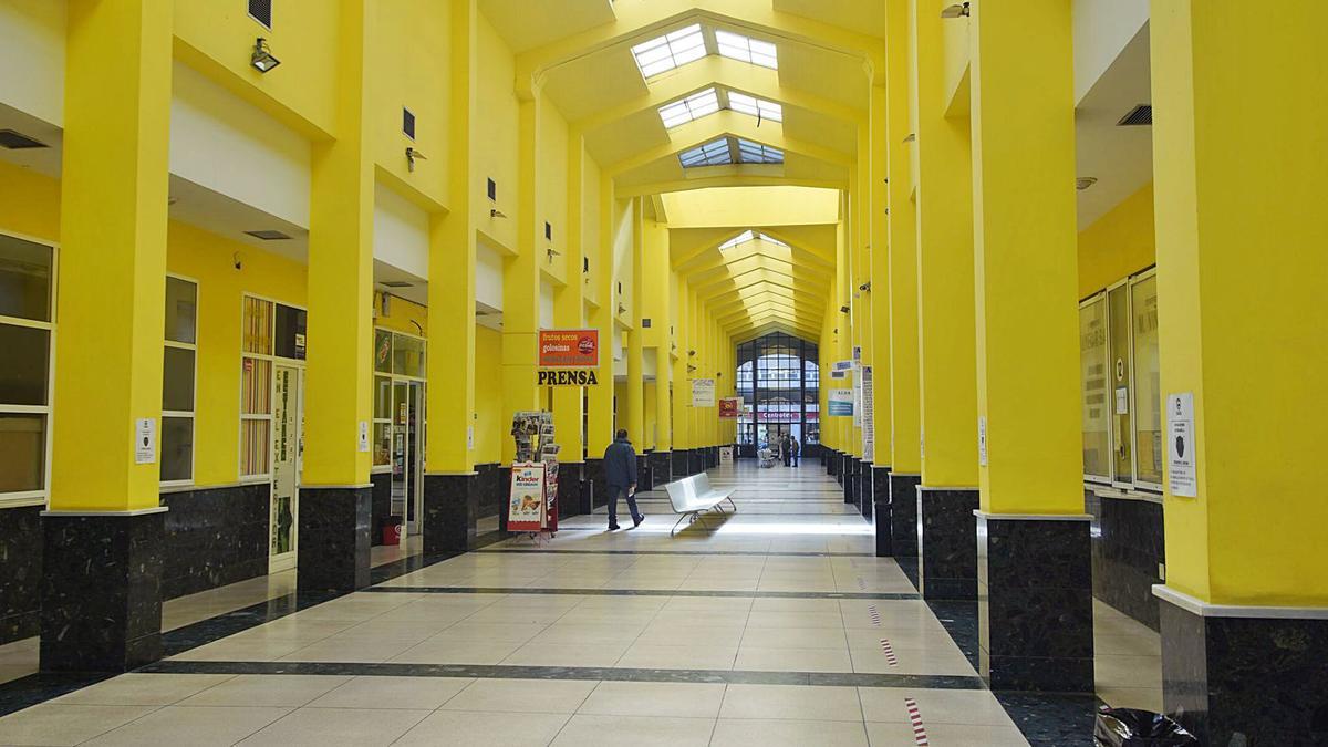 Un hombre camina por el interior de la estación de autobuses, prácticamente vacía. | Emilio Fraile