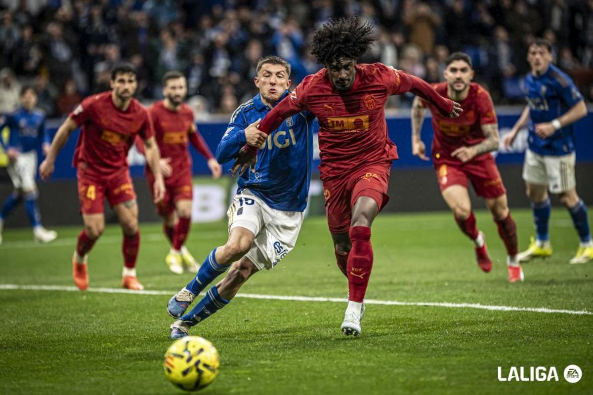 Thierry Rendall, lateral derecho del Valencia perseguido por el extremo del Oviedo, Thiago