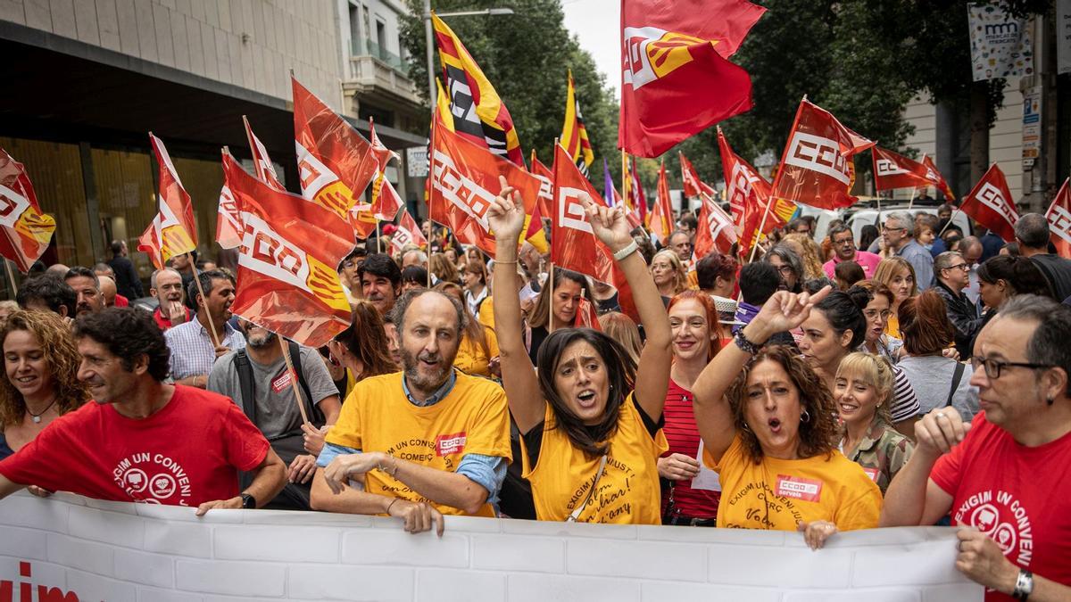 Manifestación de trabajadores del sector servicios para reclamar mejoras salariales y convenios justos, en Barcelona.