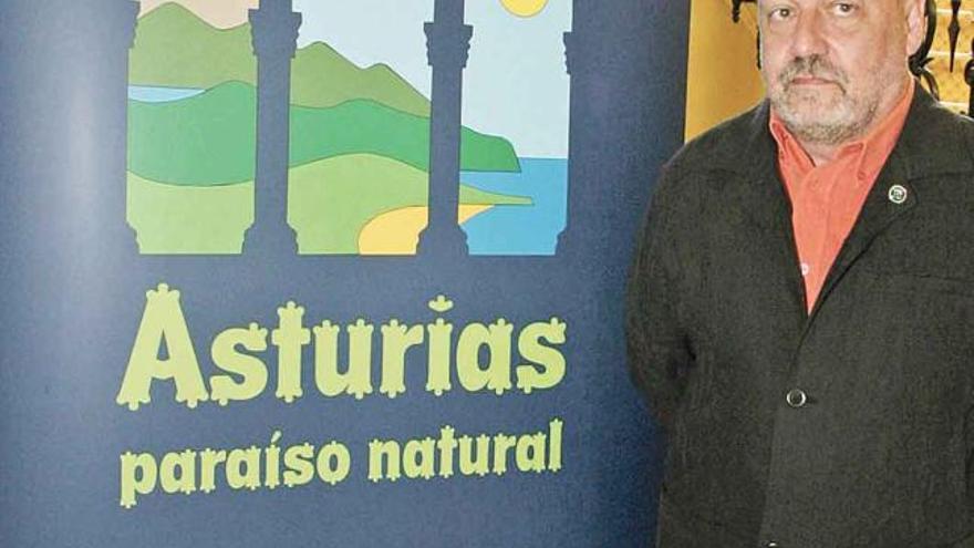 El diseñador y su obra. Arcadi Moradell Bosch, ante el logo «Asturias, paraíso natural», que diseñó en 1986 y que cumple 25 años envuelto en polémica.