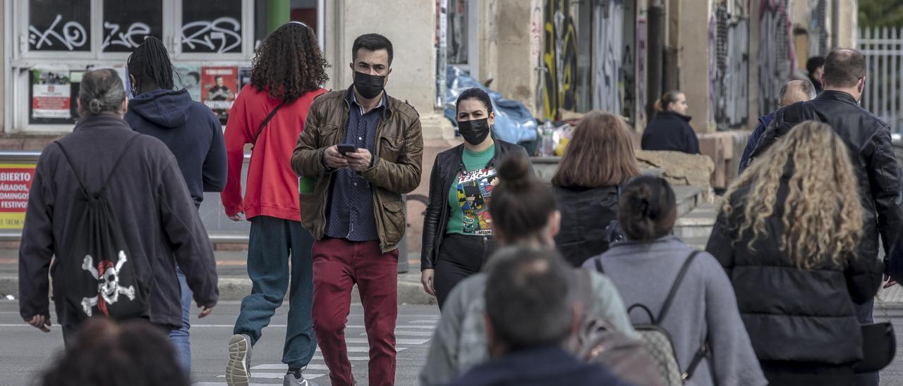 Ciudadanos con mascarilla cruzan las Avenidas de Palma