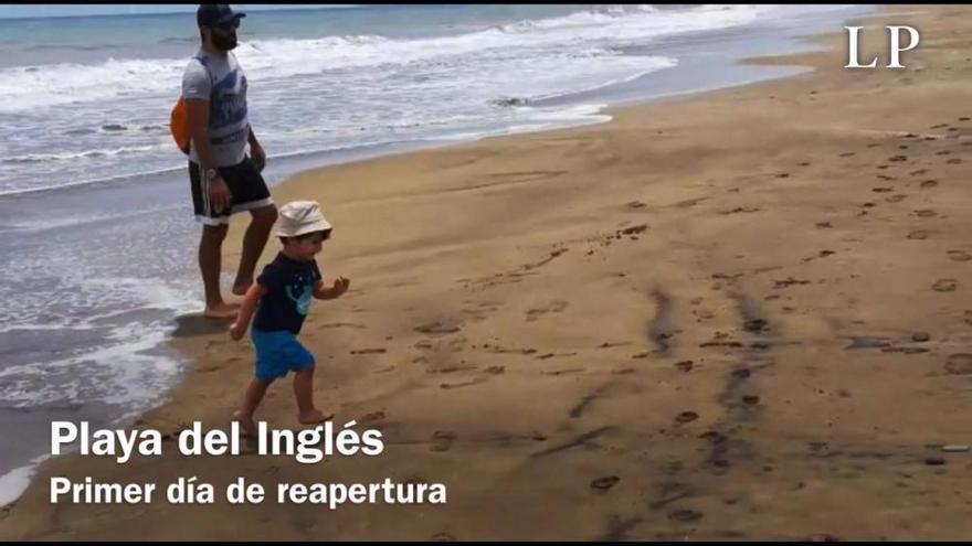 Desescalada en Canarias | Playa del Inglés en el primer día de reapertura de las playas de San Bartolomé de Tirajana