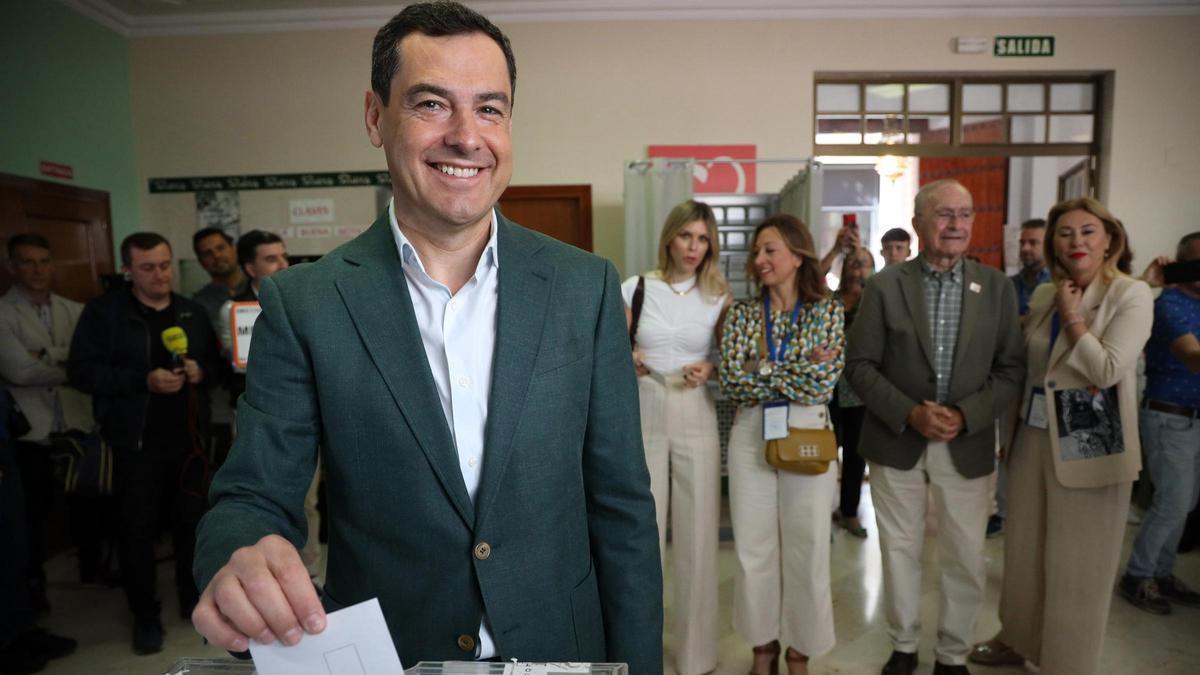 El presidente del PP andaluz y de la Junta, Juanma Moreno, votando en las elecciones autonómicas de 2022 en Málaga.