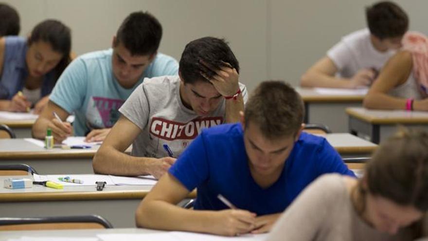 Estudiantes valencianos durante los exámenes de la Selectividad 2014.