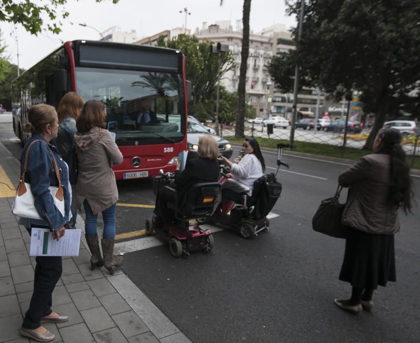 Las mujeres, que tienen problemas de movilidad, se han puesto frente al autobús durante casi una hora en la parada de Óscar Esplá