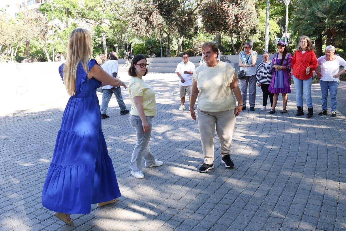 Una master class de modelaje en el Parque de la Paz, en imágenes