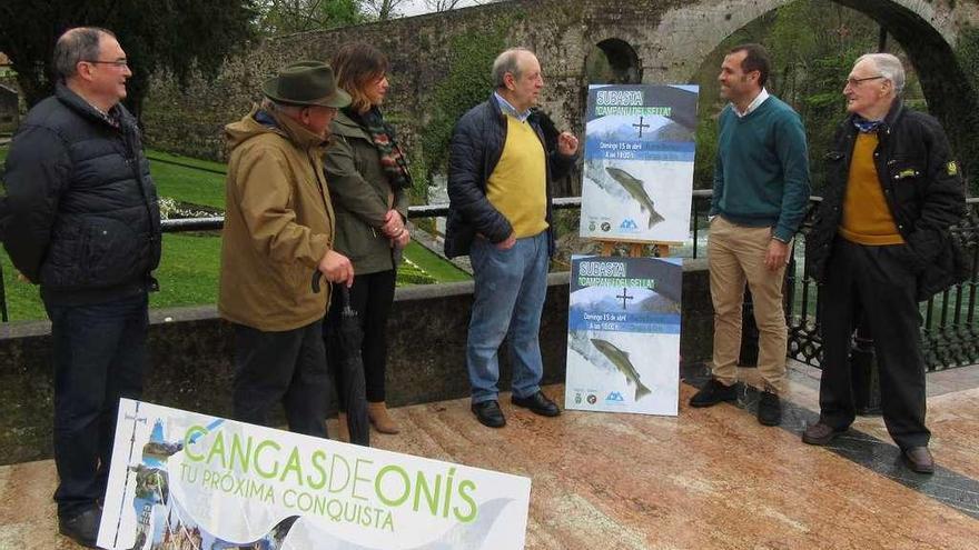 Juanjo Peruyero, Antón Caldevilla, Mónica Gutiérrez, Ángel Lueje, José Manuel González Castro y Manuel Moro, ayer, en la presentación de la subasta del campanu del río Sella.