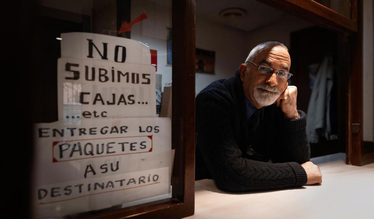 Andrés Avilés, guardián del antiguo edificio Banesto, durante uno de sus ratos de lectura. | IVÁN J. URQUÍZAR