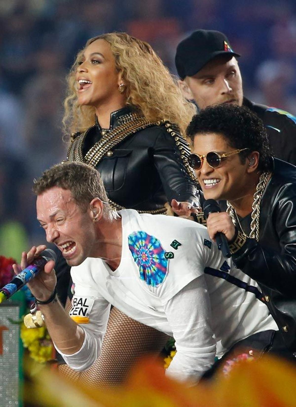 Beyoncé, Chris Martin, Bruno Mars, en su actuación de la Super Bowl