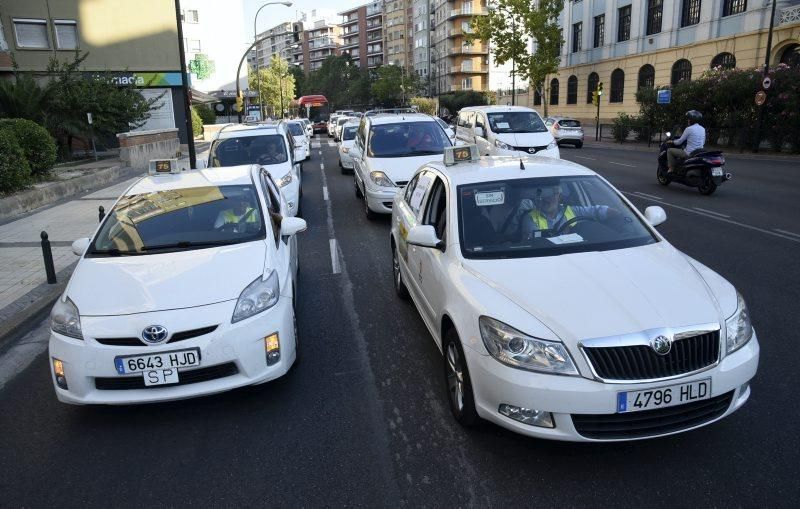 Las mejor imágenes de la jornada de movilización del taxi en Zaragoza