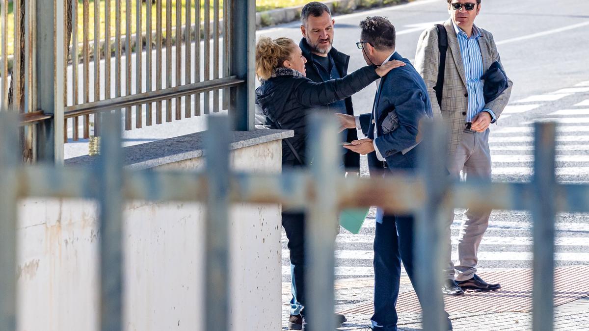 Los tres acusados conversan a la salida del juzgado. Detrás a la derecha, uno de los abogados en el proceso.