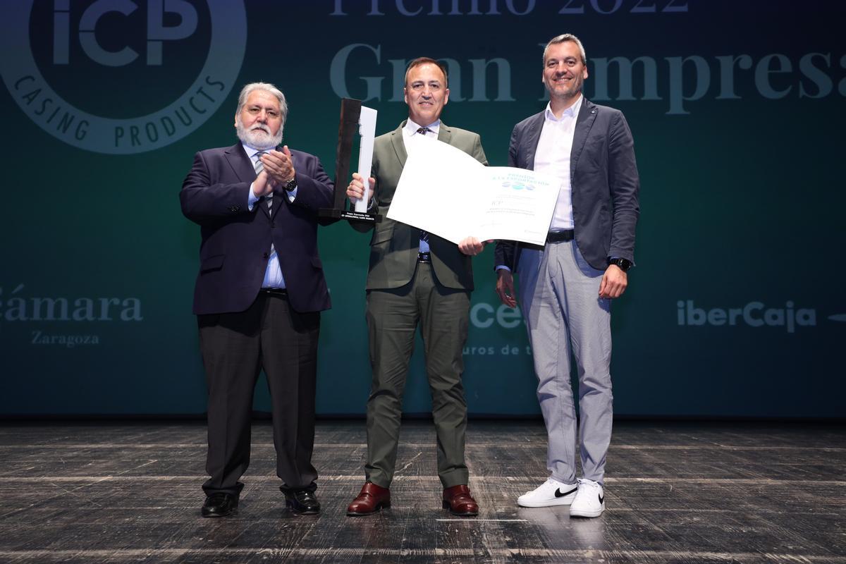 El Premio Gran Empresa fue para ICP International Casing Products y lo recogió su director, Ignacio Echeverría. Entregaron el premio Manuel Teruel, presidente de honor de Cámara Zaragoza, y Óscar Calvo, director general de JCV.