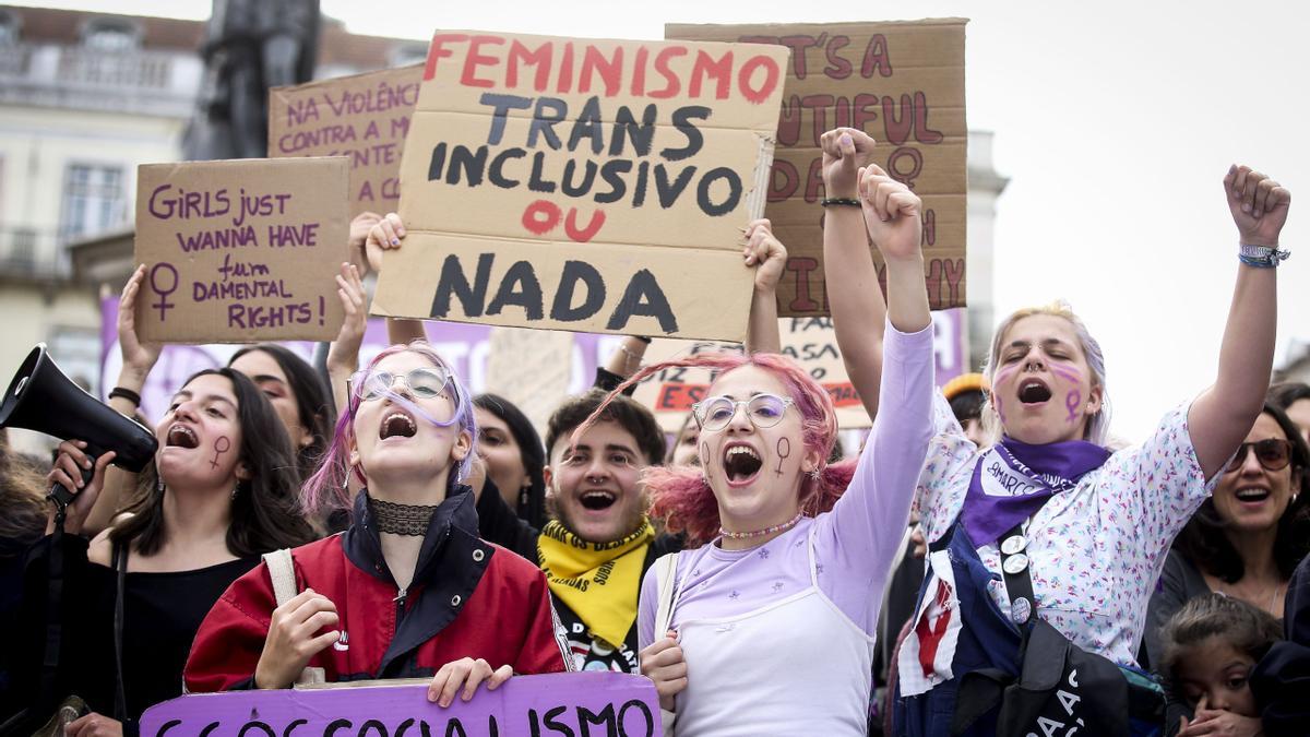 Lisboa (Portugal), 08/03/2020.- A woman holds a banner READING 'feminism, trans inclusive or nothing' during the International Feminist Strike organized by the 8th March Network in protest against the inequalities, discrimination and violence against women and to demand changes during the International Women's Day, Lisbon, Portugal, 08 March 2020. (Protestas, Lisboa) EFE/EPA/NUNO FOX