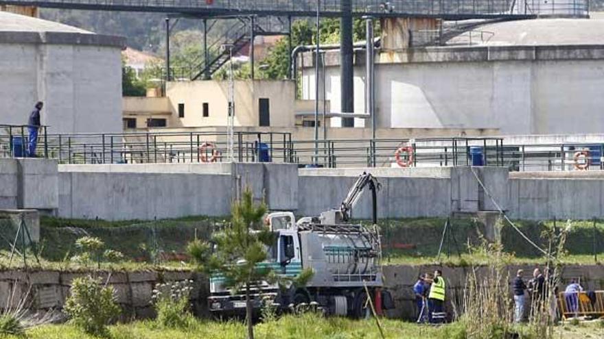 Imagen de trabajos de reparación en el exterior de la actual depuradora del Lagares.