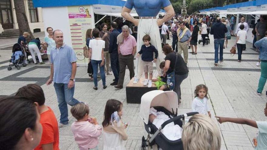 Inauguración del Viñetas desde o Atlántico, ante el Kiosco Alfonso.