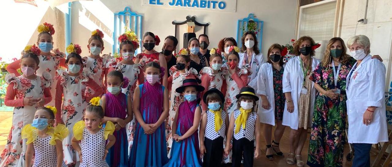 Asistentes a la  entrega de premios en la caseta El Jarabito del Materno Infantil del hospital Reina Sofía.