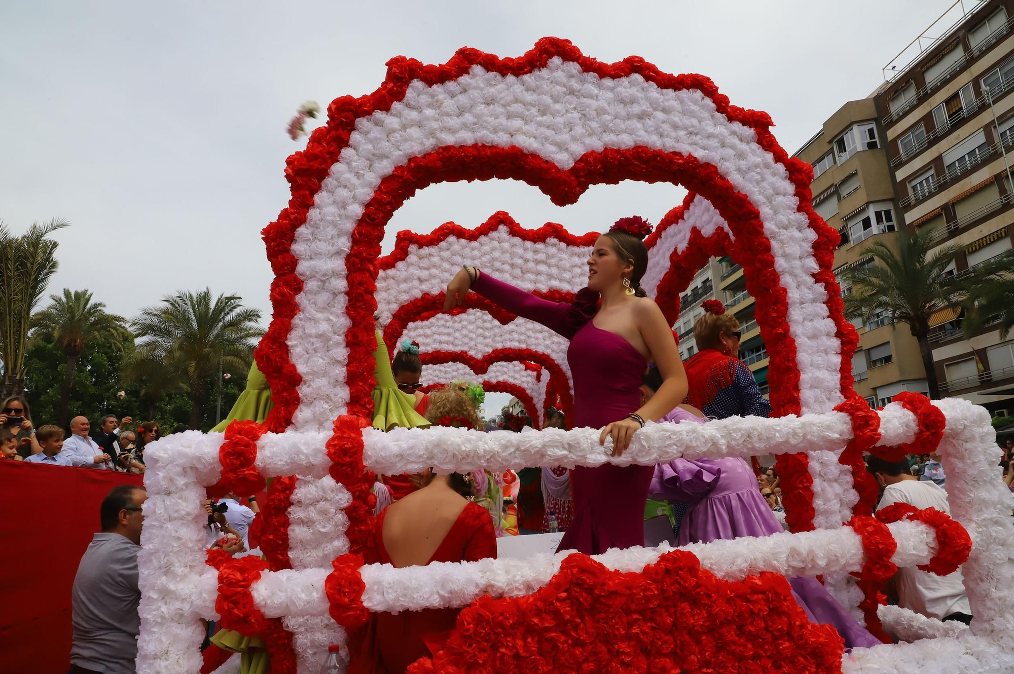 La Batalla de las Flores abre el Mayo festivo en Córdoba con 90.000 claveles