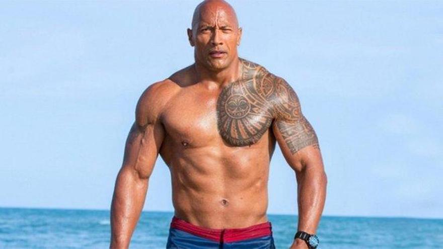 El actor Dwayne Johnson arranca con sus propias manos la verja de su casa