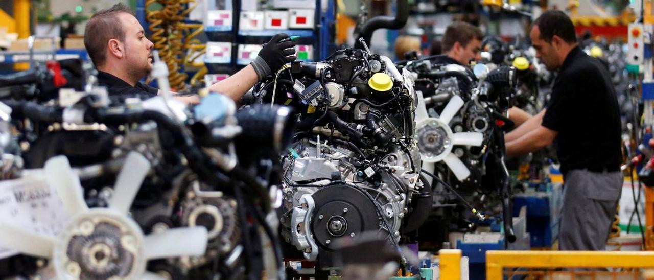 Trabajadores, en una fábrica de motores española. / ALBERT GEA