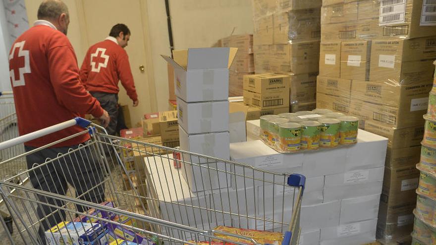 Voluntarios de Cruz Roja, en el banco de alimentos de la entidad