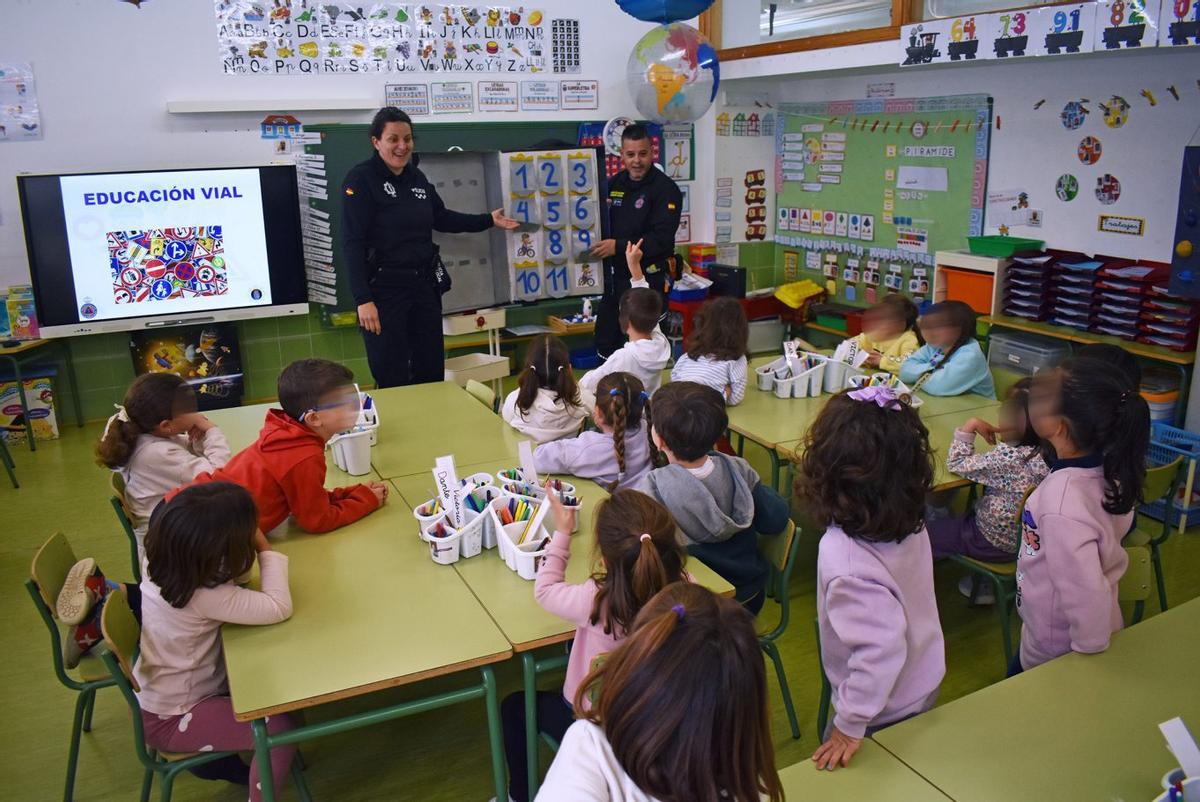 Escolares atienden en una de las sesiones teóricas. | AYTO LAS TORRES DE COTILLAS