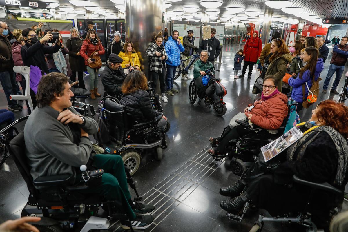 Personas con movilidad reducida piden mejoras en trenes, buses y estaciones para evitar accidentes y obstáculos en el acceso al transporte público