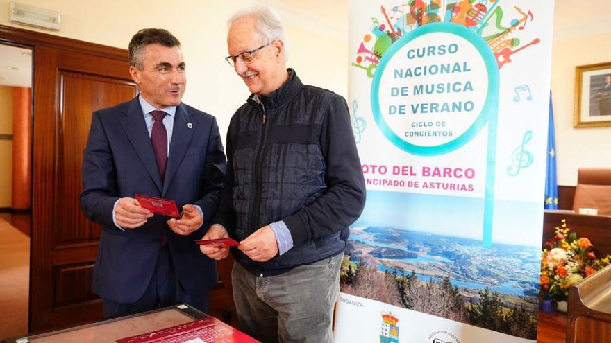 Daniel Tarrio, junto a alcalde de Soto del Barco, José Manuel Lozano. | J. V.