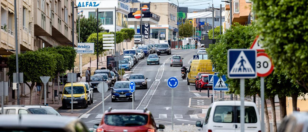 Avenida del País Valencià de l&#039;Alfàs, uno de los núcleos donde más negocios se concentran en el municipio.