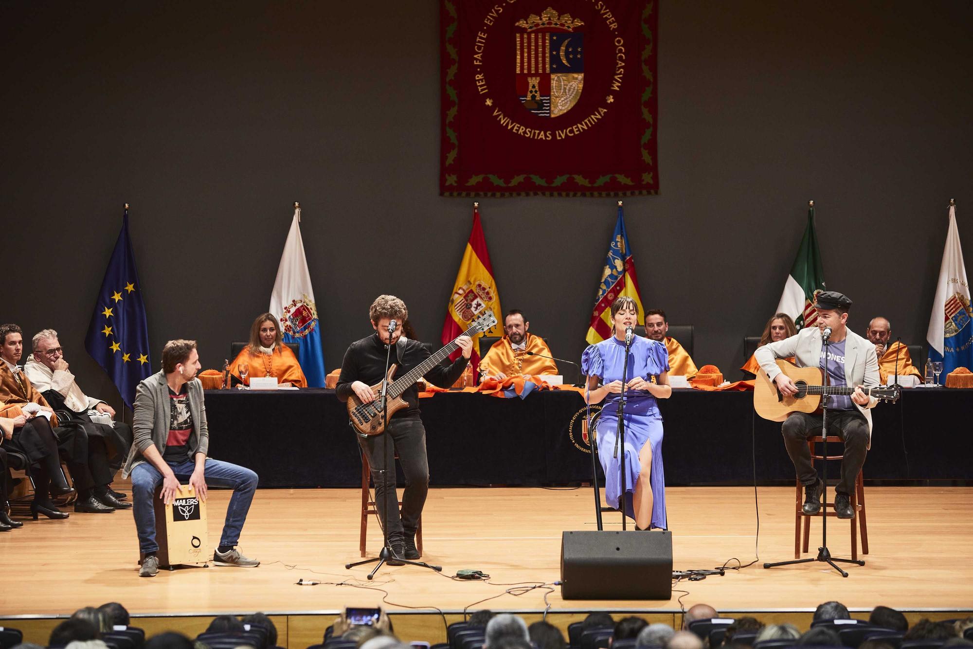 Graduación de los alumnos en los grados en Administración y Dirección de Empresas, Economía, Marketing, Sociología, dobles grados en Ingeniería Informática + ADE y Turismo + ADE, y los másteres universitarios en Administración y Dirección de Empresas, Cooperación al Desarrollo, Dirección y Planificación del Turismo, Economía Aplicada, Economía Cuantitativa e Innovación Social y Dinámicas de Cambio de la Universidad de Alicante.