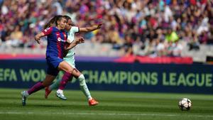 Mayra Ramírez y Patri Guijarro pugnan por un balón en la ida de la semifinal Barça-Chelsea.