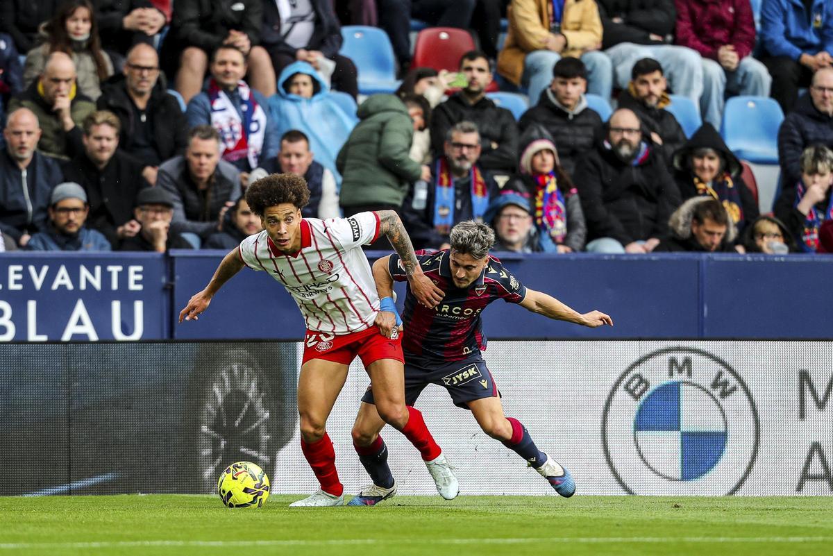 Witsel, en acción, durante el partido en el Ciutat de València.
