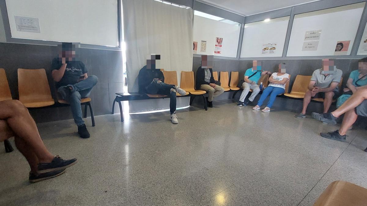 Varios familiares de pacientes, este lunes, en la sala de espera del Royo Villanova.
