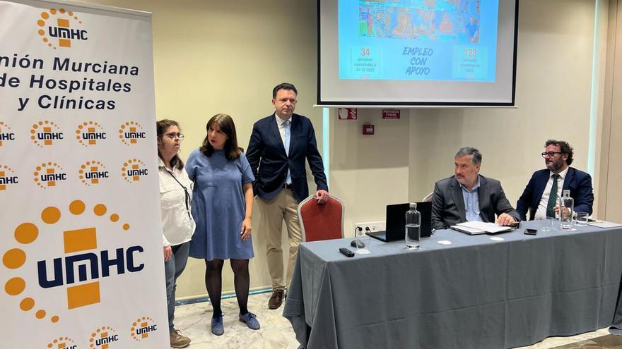 Luis Mesa del Castillo y Ramón Avilés (d) junto a miembros de Assido en la asamblea de la UMHC.