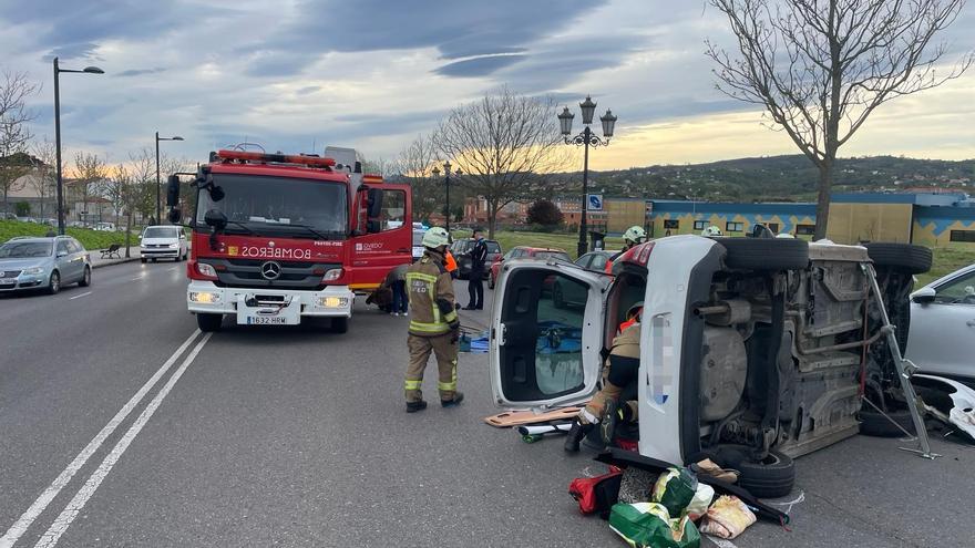 Espectacular vuelco de un coche en las inmediaciones del HUCA (Oviedo)