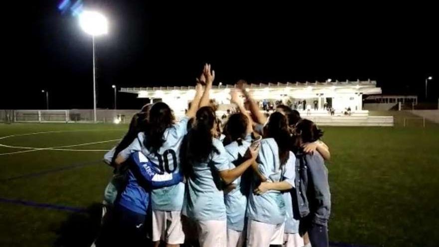 Las jugadoras del Bandeira SD celebran su victoria sobre el Carral, el domingo en A Gandareira.