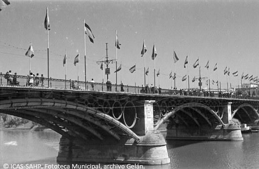 Puente de Isabel II engalanado para la Velá. (1969)