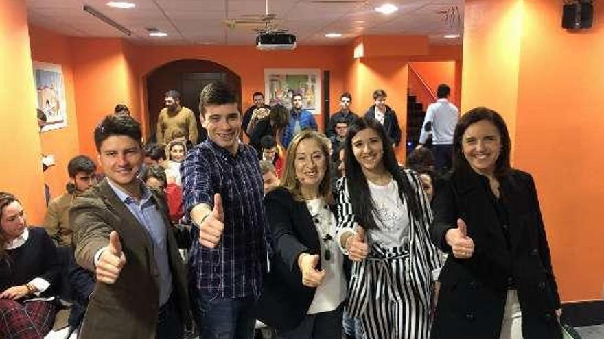 Los candidatos de PP se reunieron con los jóvenes. // Santos Álvarez