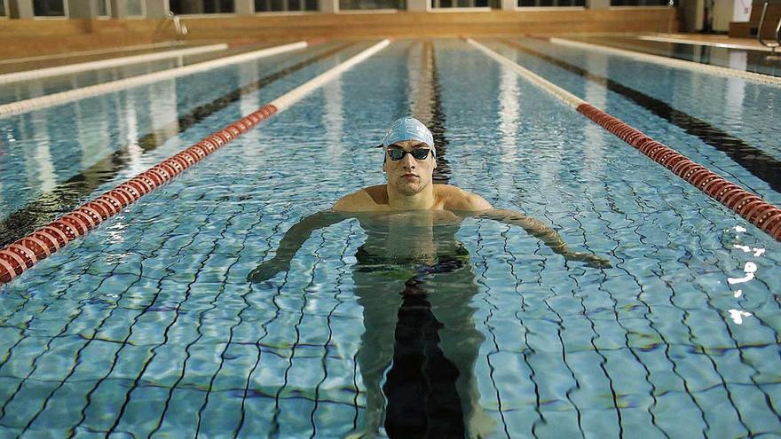 Mario Méndez, nadador del Rías Baixas se entrena ayer en solitario en la piscina de El Carmen