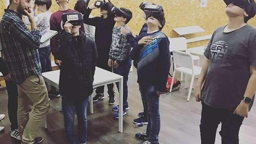 Algunos de los participantes en el taller de realidad virtual.