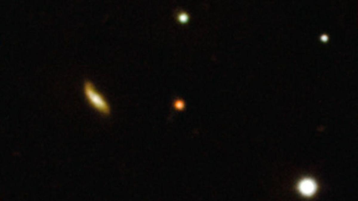 El resplandor residual de GRB 210905A se destaca por su color rojo, lo que indica que se trata de un evento distante, ocurrido en los albores de la historia del Universo.