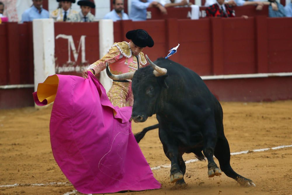 Las imágenes de la tercera corrida de abono de la feria taurina de Málaga en La Malagueta.