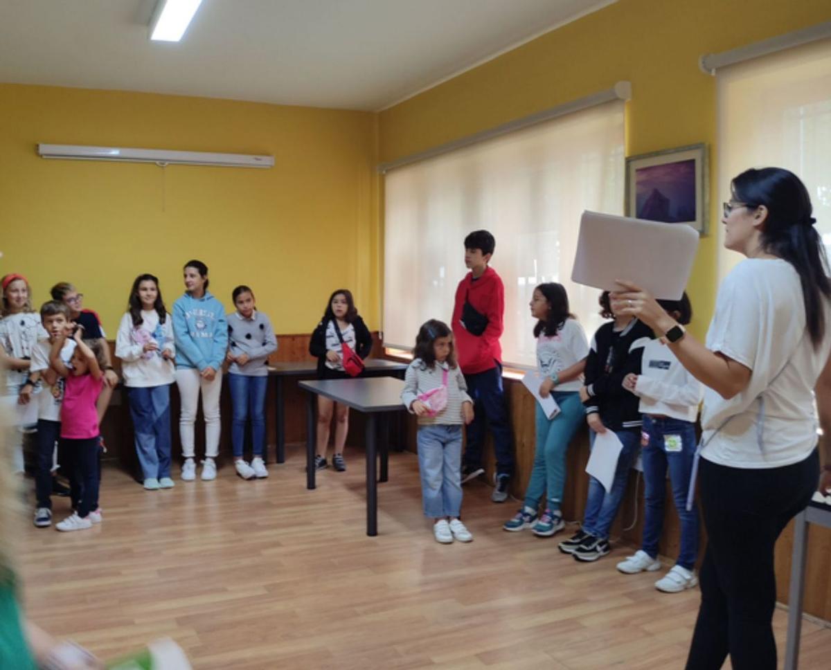 La monitora del «escape room» explica la actividad a algunos de los participantes. | E. P.