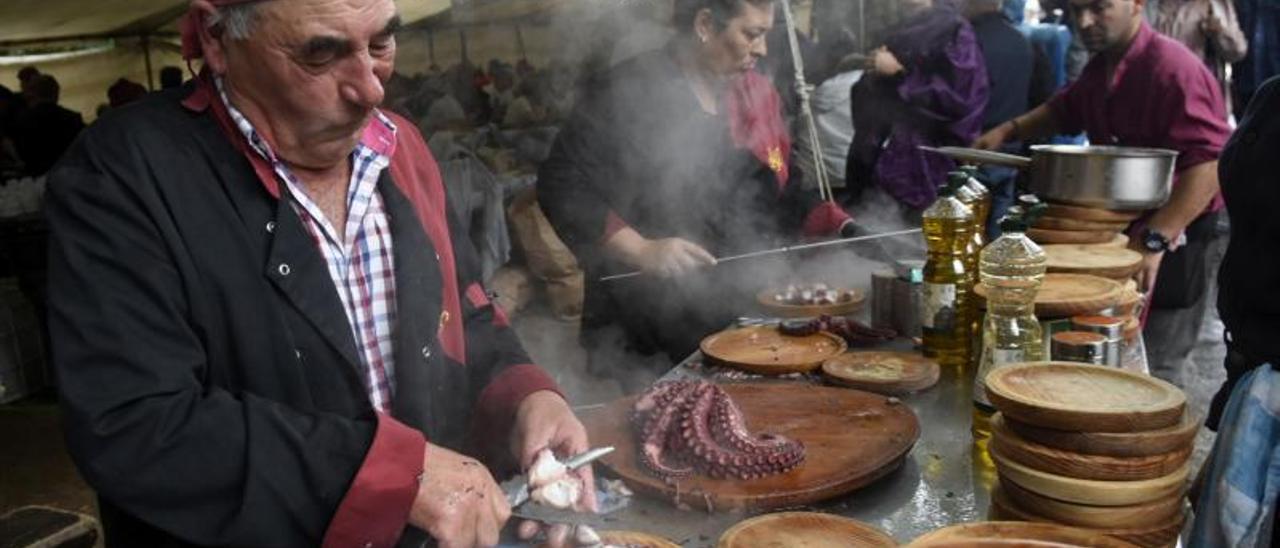 Un hombre corta pulpo en la Rapa de Sabucedo este verano. |   //BERNABÉ/JAVIER LALÍN